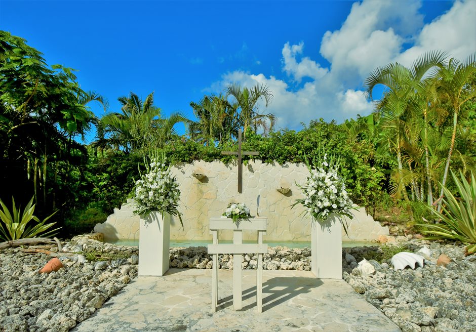 コーラル・テラス石垣島　コーラル・チャペル ラグジュアリー・ウェディング 祭壇エリア装飾