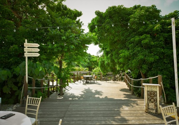 コーラル・テラス石垣島・沖縄結婚式│デッキ・ウェディグ・パーティー│テラスよりデッキ１段目を望む