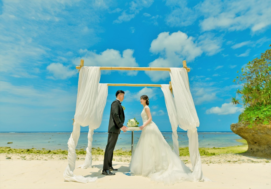 沖縄・石垣島コーラル・テラス結婚式 ラグジュアリー・デッキ・ウェディング ビーチ・ガゼボにて挙式前撮影