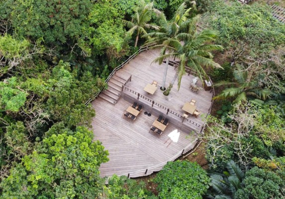 コーラル・テラス石垣島・沖縄結婚式│デッキ・ウェディグ・パーティー│５段あるデッキの４段＆５段