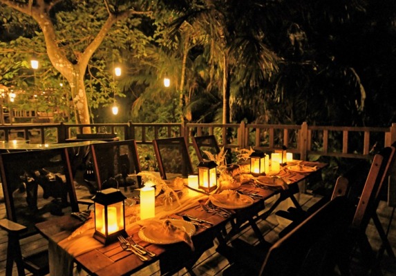 コーラル・テラス石垣島・沖縄結婚式│デッキ・ウェディグ・パーティー│デッキ４段目・ツリーからの照明は各色選択可