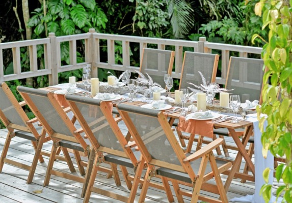 コーラル・テラス石垣島・沖縄結婚式│デッキ・ウェディグ・パーティー│デッキ４段目・テーブル装飾一例