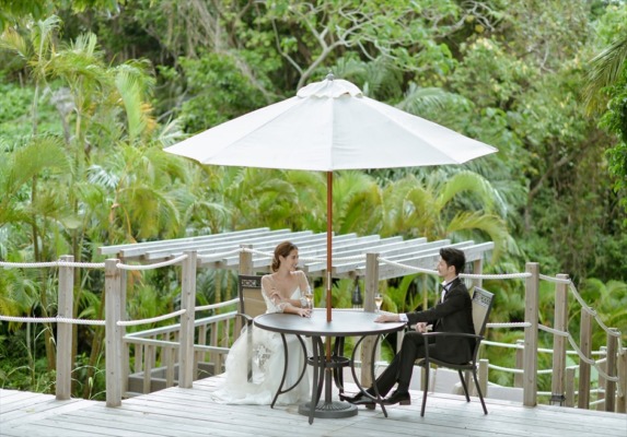 コーラル・テラス石垣島・沖縄結婚式│デッキ・ウェディグ・パーティー│デッキ１段目（8名様着席まで対応）