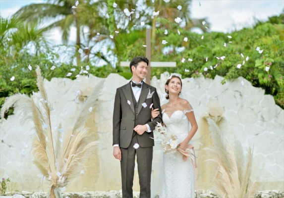 生花のフラワーシャワー（チャペル）│コーラル・テラス石垣島・沖縄挙式オプション