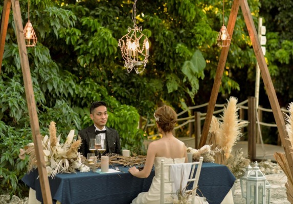 コーラル・テラス石垣島・沖縄結婚式　テラス・ロマンティックディナー　トライアングルアーチ＆シャンデリア＆フラワー装飾