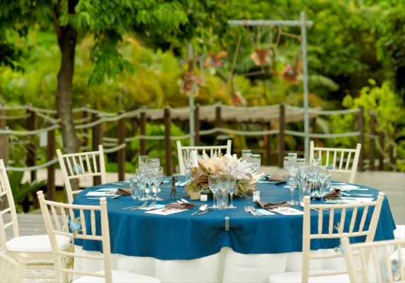 コーラル・テラス石垣島・沖縄結婚式　テラス・ウェディング・パーティー　ラウンド・テーブル装飾ブルー