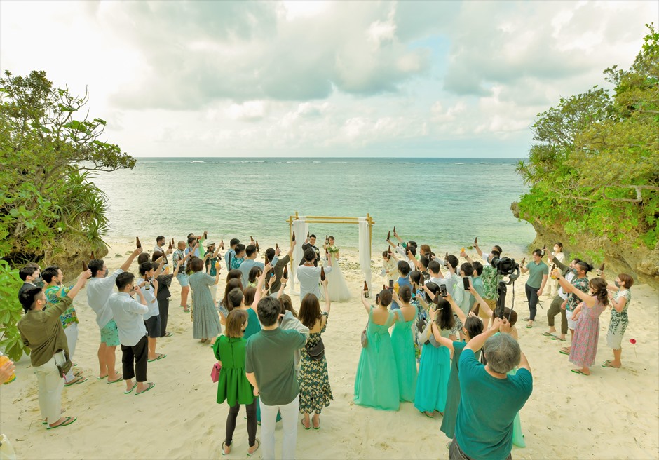 沖縄・石垣島コーラル・テラス結婚式 ラグジュアリー・デッキ・ウェディング ビーチ・ガゼボにて乾杯シーン