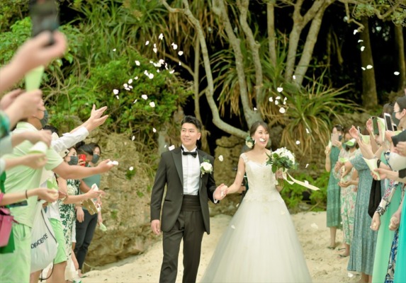 生花のフラワーシャワー（ビーチ）│コーラル・テラス石垣島・沖縄挙式オプション