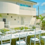 海邦フサキ・ウェディングパーティー＆披露宴　ガーデン会場から別館を望む