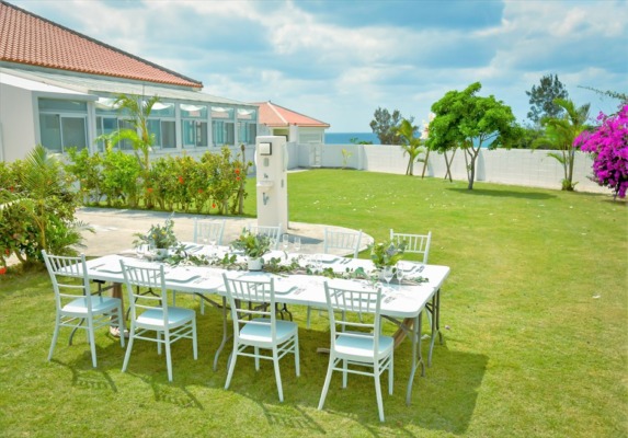 海邦フサキ・ウェディングパーティー＆披露宴　ガーデン会場から本館を望む