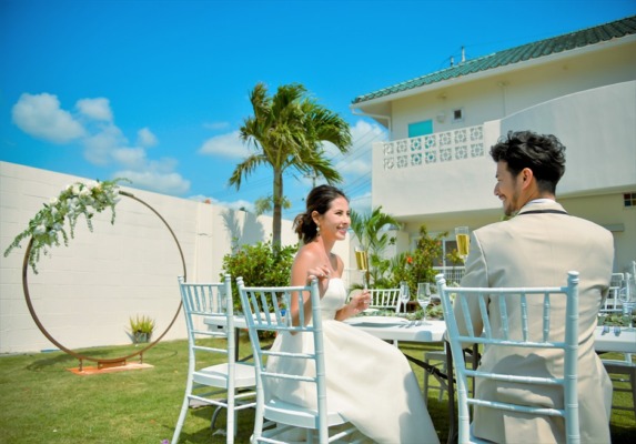 海邦フサキ・ウェディングパーティー＆披露宴　ガーデン会場から別館を望むパーティーシーン