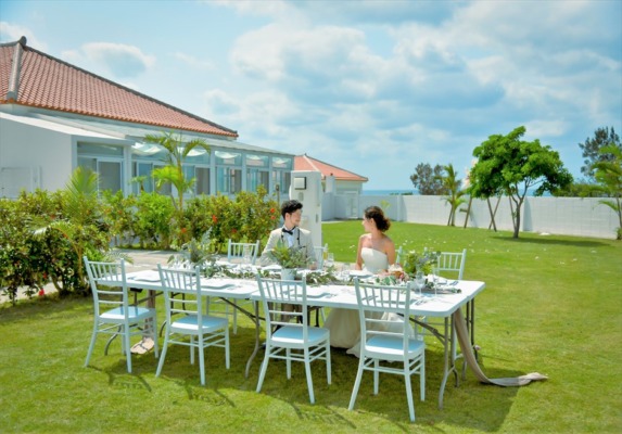 海邦フサキ・ウェディングパーティー＆披露宴　ガーデン会場から本館を望むパーティーシーン