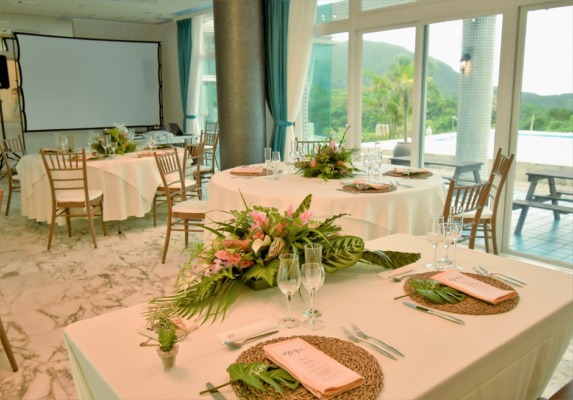ホテル海邦川平 ホテル内ダイニング・ウェディング・パーティー＆披露宴 パーティー会場装飾一例（モニター別途代金）