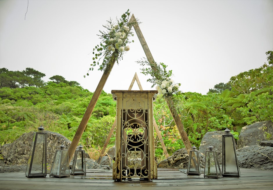 西表島結婚式・ジャングルホテル・沖縄挙式 パイヌマヤ・琉球ガゼボ・ウェディング ウェディングアーチ＆エイジング祭壇