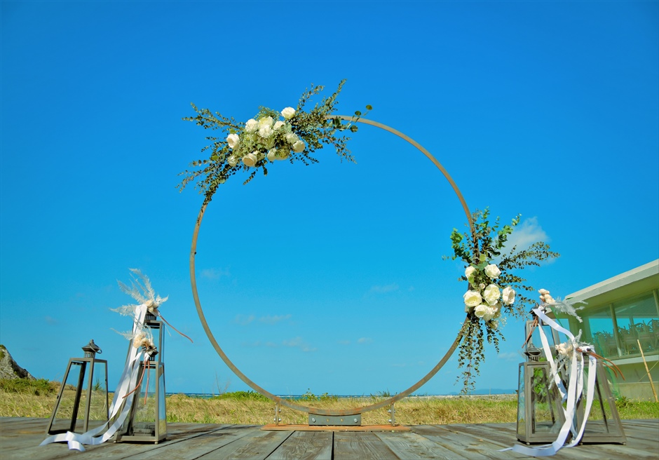 沖縄西表島結婚式ビーチフロント・デッキ挙式 ジャングル・ホテル・パイヌマヤ 祭壇周り装飾