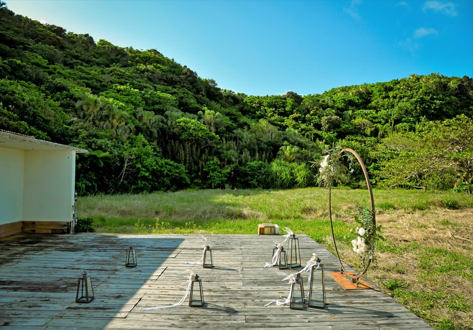 沖縄西表島結婚式ビーチフロント・デッキ挙式 ジャングル・ホテル・パイヌマヤ 緑深い山々とジャングルに囲まれた挙式会場