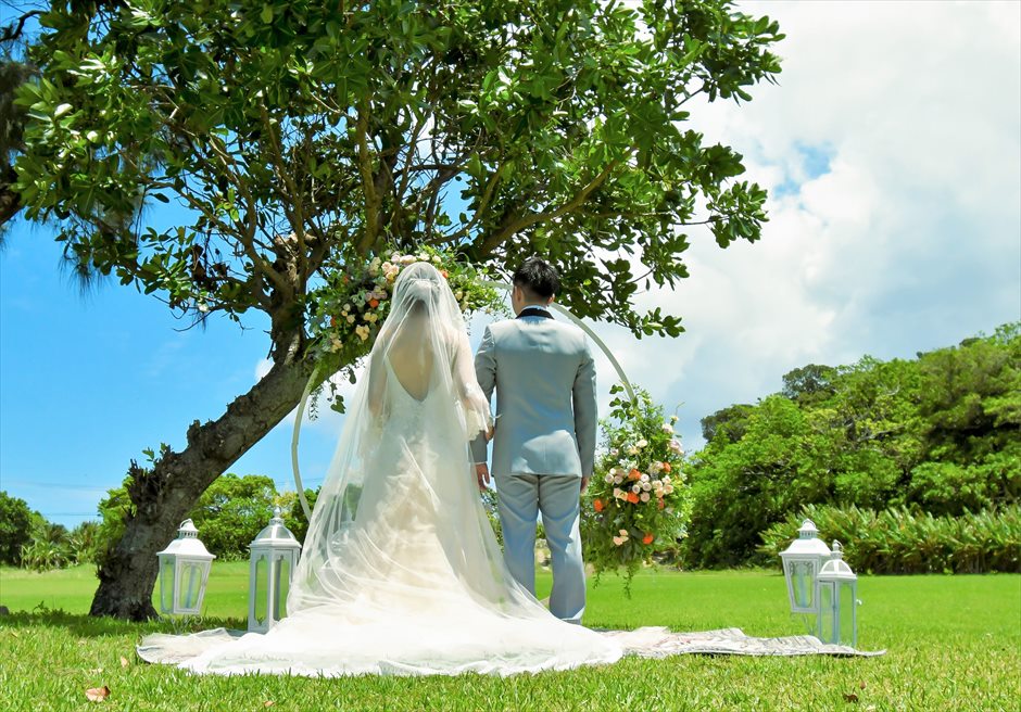 石垣シーサイドホテル挙式・結婚式 ツリー・ガーデン・ウェディング 大木に抱かれる挙式シーン