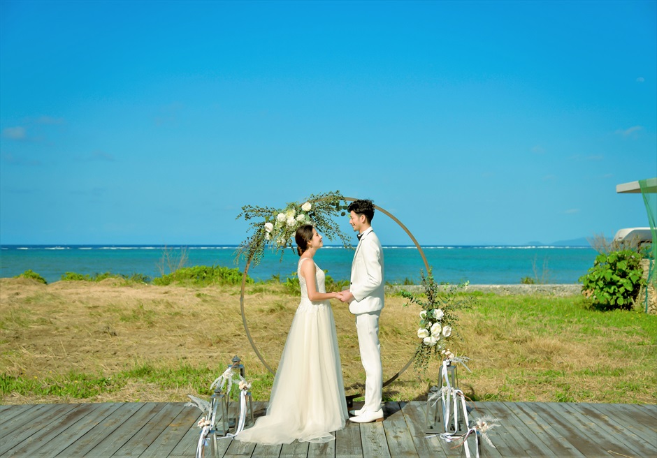 沖縄西表島結婚式ビーチフロント・デッキ挙式 ジャングル・ホテル・パイヌマヤ ウェディングアーチ越しに西表島の海を望む