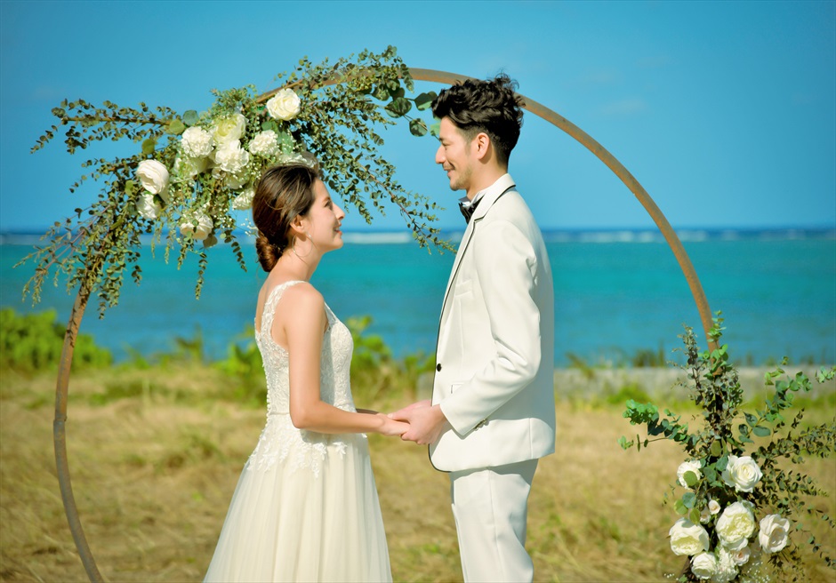 沖縄西表島結婚式ビーチフロント・デッキ挙式 ジャングル・ホテル・パイヌマヤ 真っ青な海が広がる挙式シーン