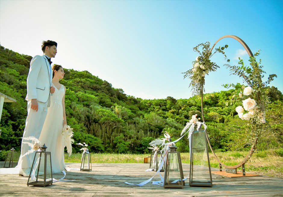 沖縄西表島結婚式ビーチフロント・デッキ挙式 ジャングル・ホテル・パイヌマヤ 美しい山々を左手に望む挙式入場シーン