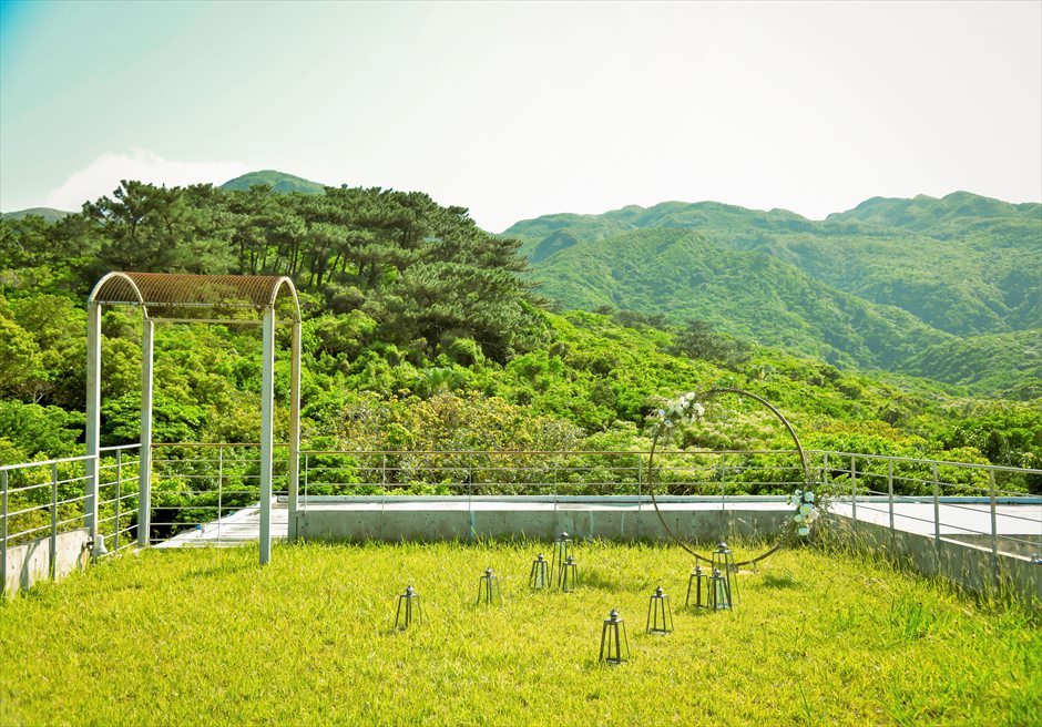 ジャングル・ホテル・パイヌマヤ西表島挙式 ルーフトップ・ガーデン・ウェディング 美しいガーデン挙式会場全景