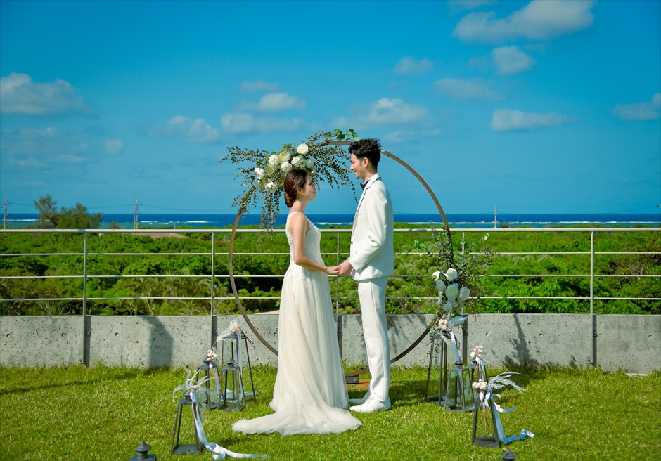 西表結婚式・ジャングル・ホテル・パイヌマヤ オーシャンビュー・ルーフトップ・ガーデン 緑と青のコントラストが美しい挙式シーン