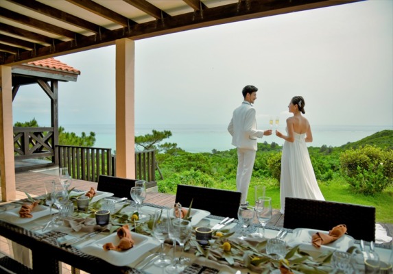 シーフォレスト石垣島レストラン　絶景を望む乾杯シーン