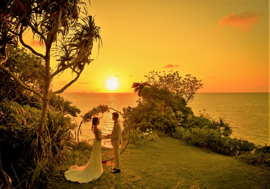 サンセット・コーブ石垣島・沖縄結婚式│クリフ・エッジ・ガーデン・ウェディング│アーチ越しにサンセットを一望する