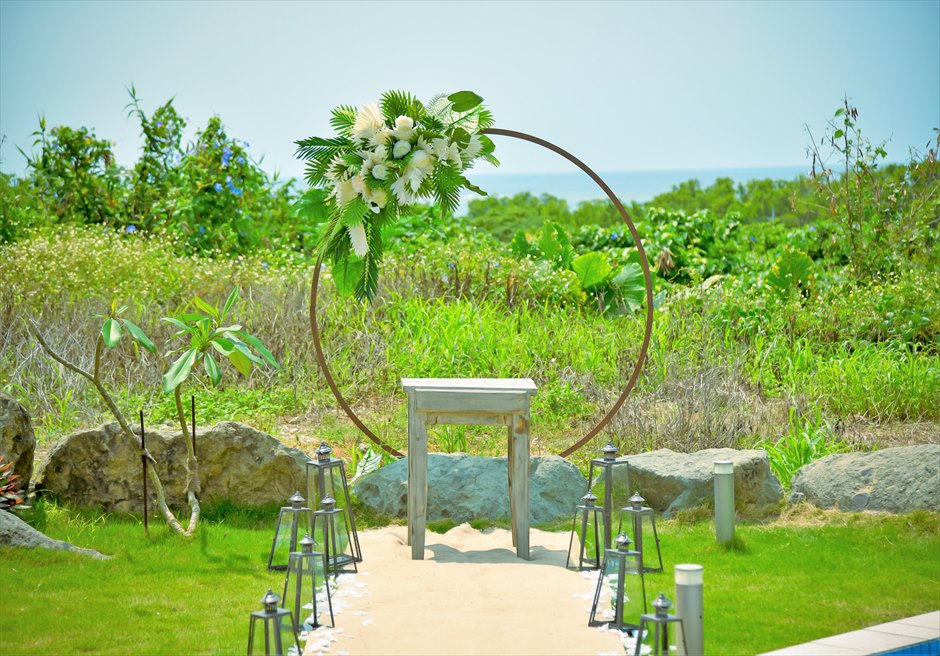 ザ・ミヤラ・ガーデン石垣島・沖縄結婚式 ヴィラ・ガーデン・ウェディング 美し森林と遠く海を一望する挙式会場