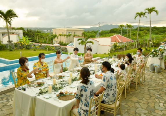 ヴィラガーデン・ウェディングパーティー＆披露宴　プライベートプールを望む乾杯シーン