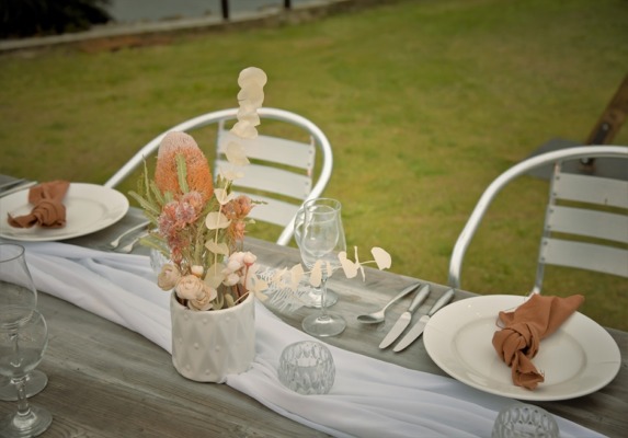 ヴィラうなりざき西表島ガーデン　ウェディング・パーティー＆披露宴会場テーブル装飾一例