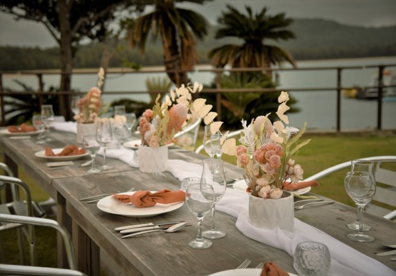 ヴィラうなりざき西表島ガーデン　ウェディング・パーティー＆披露宴会場テーブル装飾一例