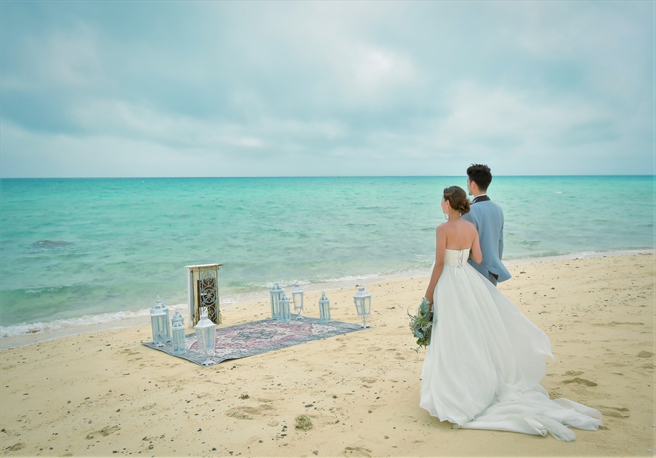 小浜島近海・幻の島　沖縄結婚式 マジックカーペット・ビーチウェディング 真っ白な砂浜での幻想的な挙式入場シーン