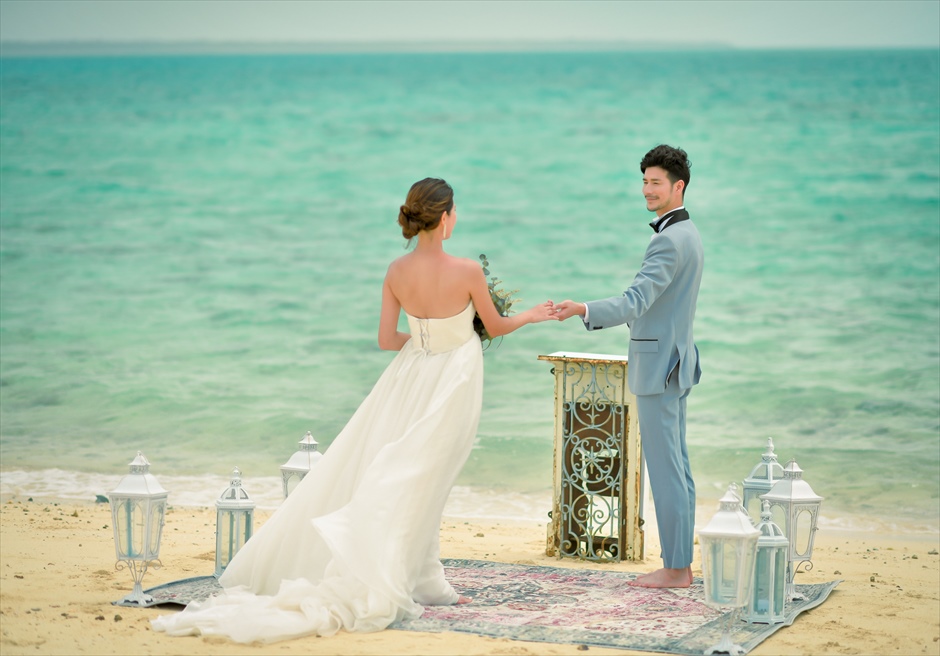小浜島近海・幻の島　沖縄結婚式 マジックカーペット・ビーチウェディング 祭壇越しに海が広がる挙式入場シーン