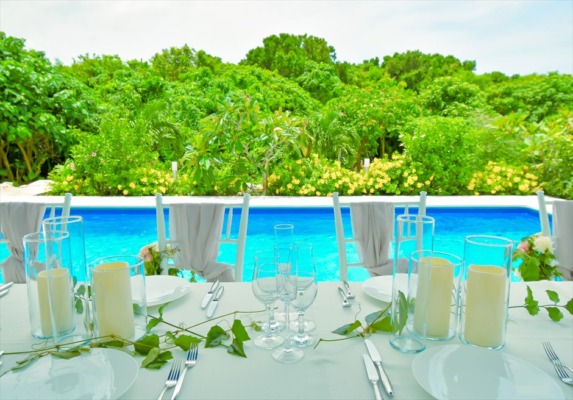 プールサイド・ウェディングパーティー＆披露宴　パーティー会場装飾一例