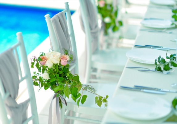 プールサイド・ウェディングパーティー＆披露宴　パーティーチェア装飾一例