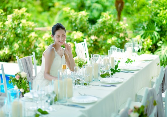 プールサイド・ウェディングパーティー＆披露宴　パーティーシーン