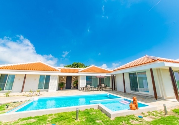 ザ・ミヤラ・サーデン ヴィラ外観 プール