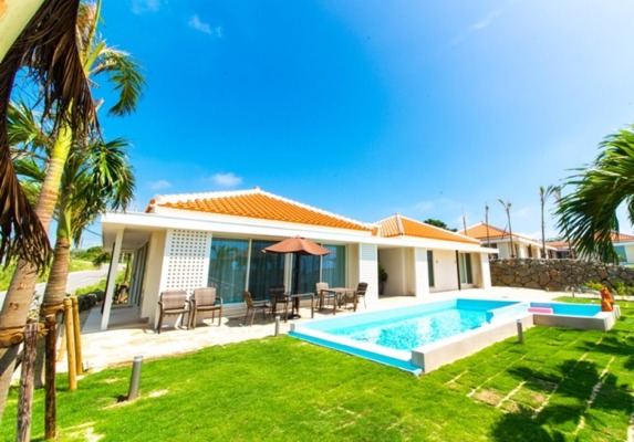 ザ・ミヤラ・サーデン ヴィラ外観 プール