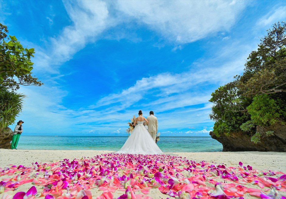 コーラルテラス石垣島シークレット・ビーチ フルフラワー・ウェディング 真っ白な砂浜にカラフルな生花が映え渡る