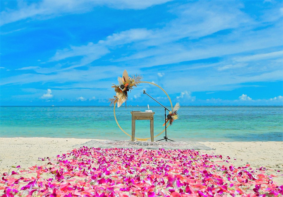 コーラルテラス石垣島シークレット・ビーチ フルフラワー・ウェディング 生花のバージンロード