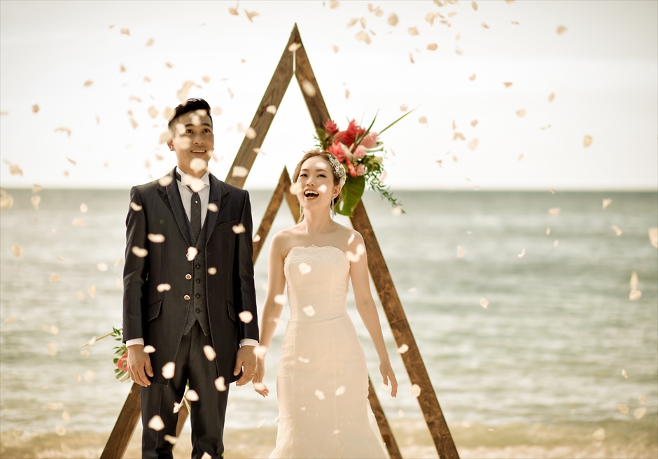 挙式後ビーチ　フラワーシャワー　コーラル・テラス石垣島結婚式