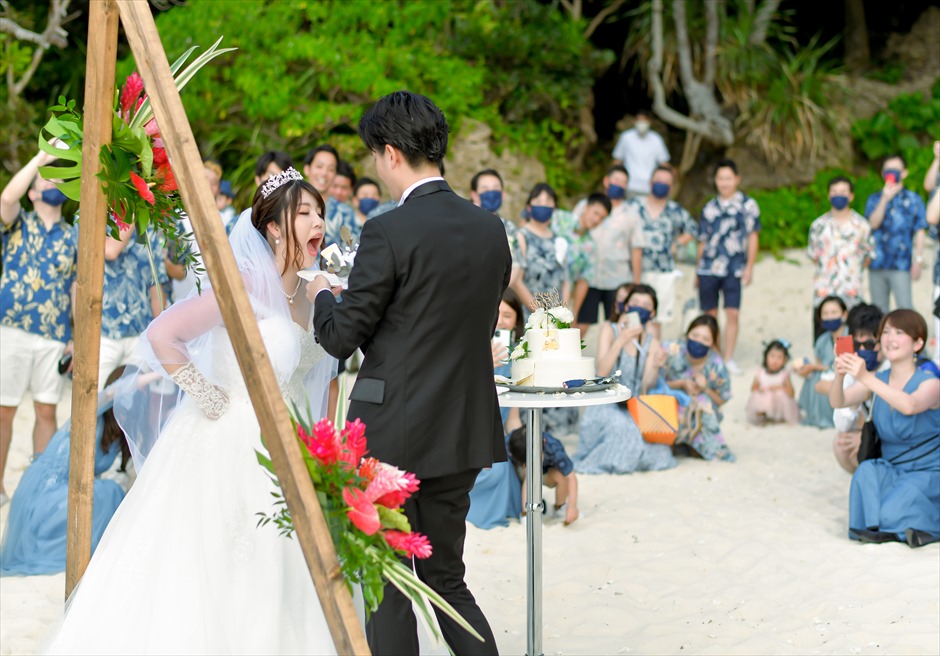 シークレットビーチにてファーストバイト　石垣島結婚式