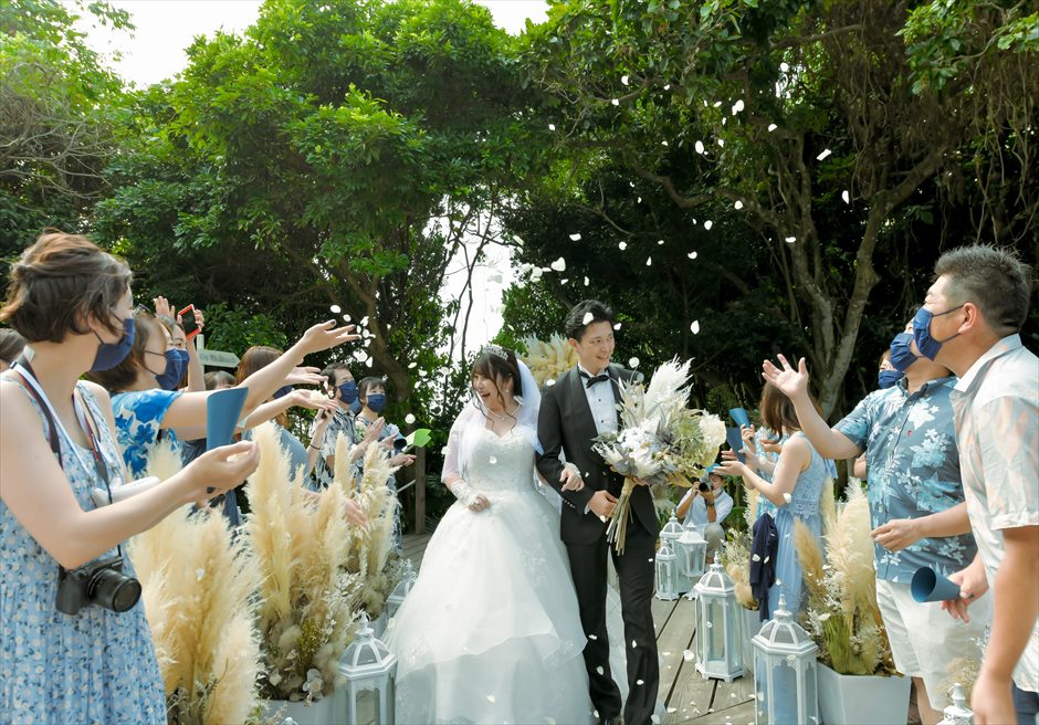 デッキ最上段までご退場フラワーシャワー　コーラル・テラス石垣島結婚式