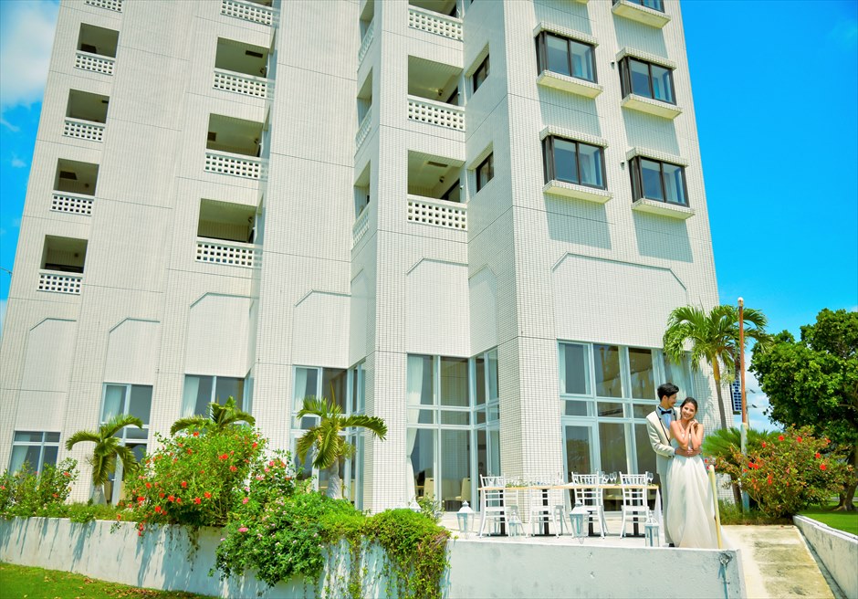 ホテル・ロイヤル・マリン・パレス石垣島ホテル棟を望むパーティーシーン