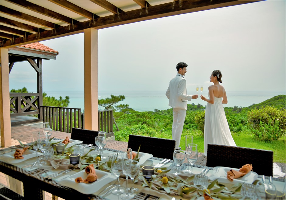 シーフォレスト石垣島レストラン・テラス・海を一望する乾杯シーン