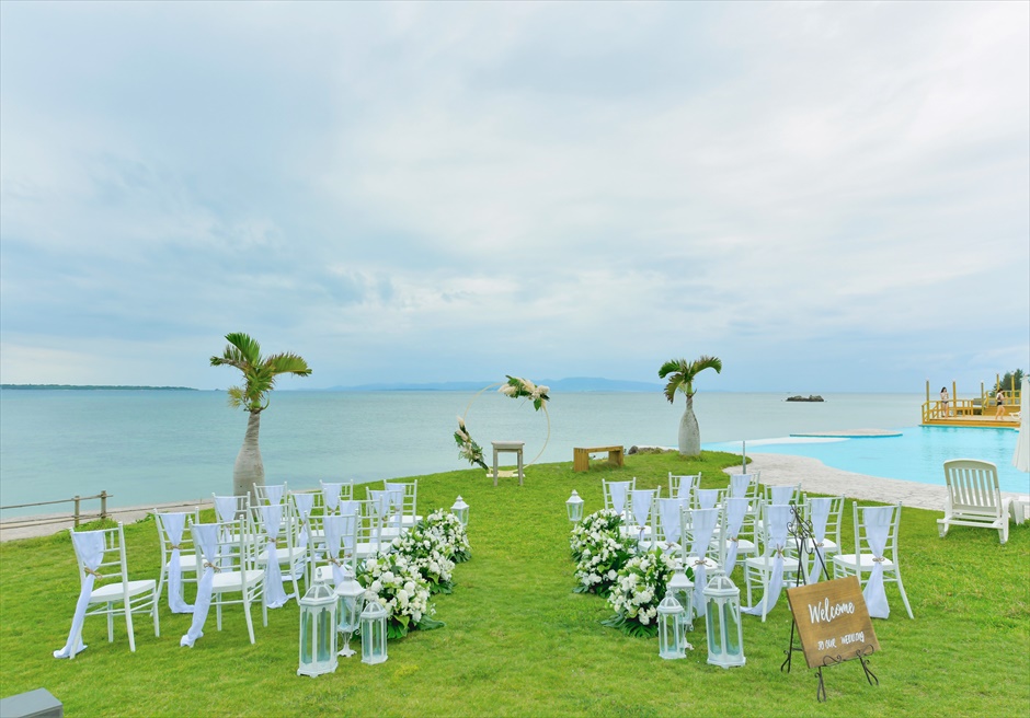 石垣島ビーチホテル・サンシャイン オーシャンフロント・ガーデン・ウェディング 目の前に大海が広がる挙式会場全景