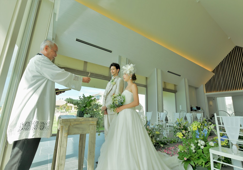 石垣島結婚式　ビーチホテル・サンシャイン チャペル・フローラル・ウェディング 白亜の美しいチャペル
