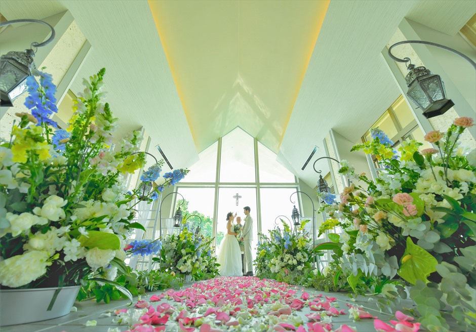 石垣島結婚式　ビーチホテル・サンシャイン チャペル・フローラル・ウェディング 花々に祝福される挙式