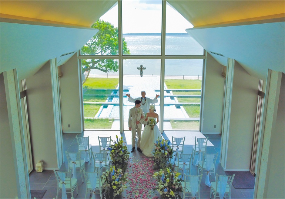 石垣島結婚式　ビーチホテル・サンシャイン チャペル・フローラル・ウェディング 海とウォーターウェディングが広がる挙式